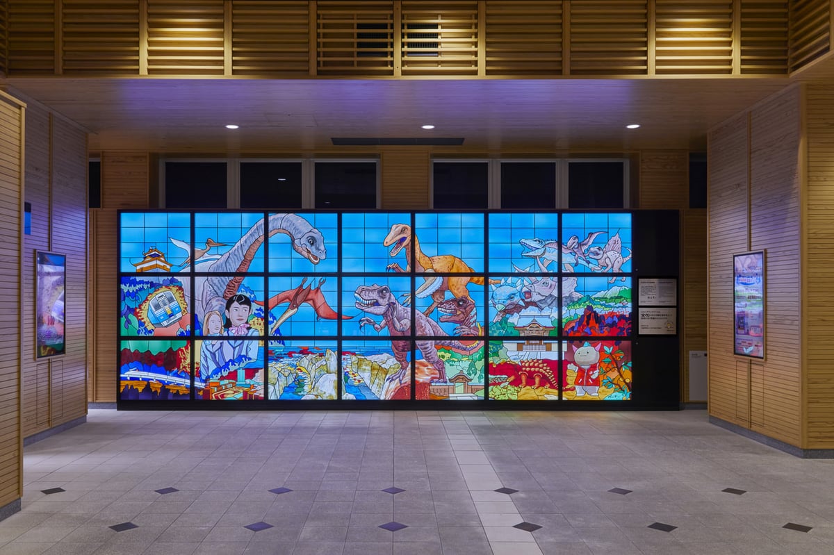 えちぜん鉄道福井駅ステンドグラス作品「ジュラシックえちぜん